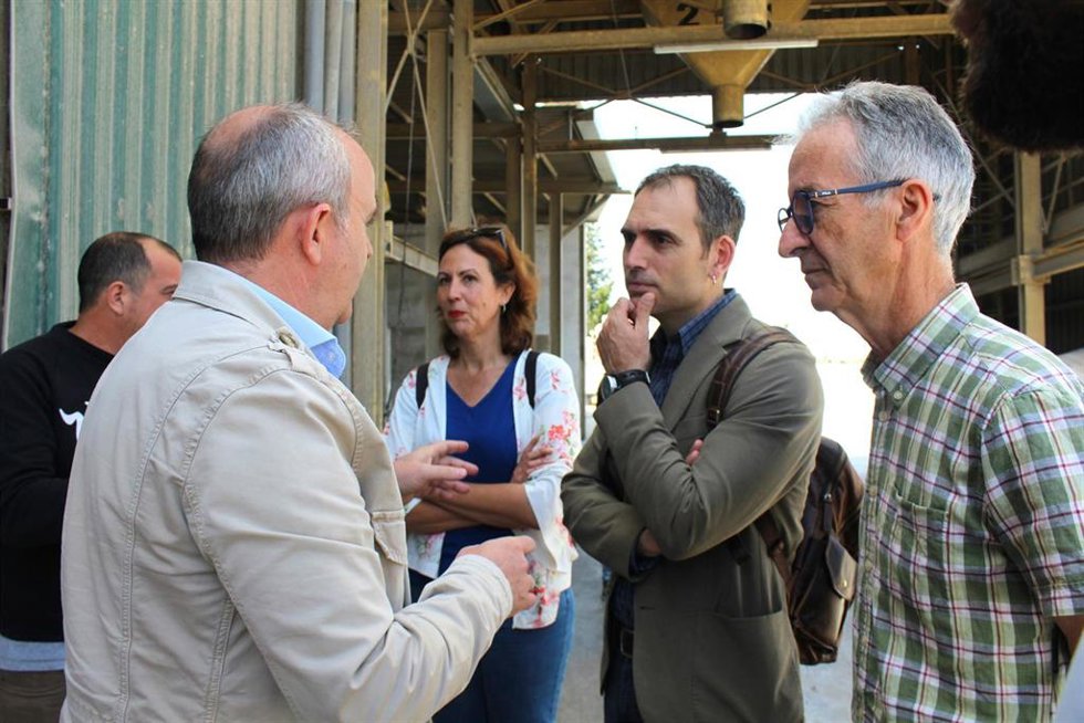 La candidata de Sumar a las europeas Eva García Sempere, y el coordinador de IU Andalucía, Toni Valero, este viernes en su visita a una cooperativa agrícola-ganadera en Teba (Málaga).