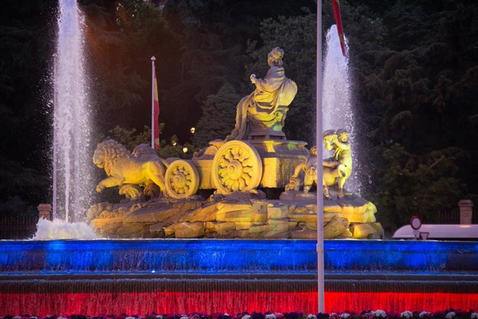 La fuente de Cibeles con los colores de la bandera del Ecuador 