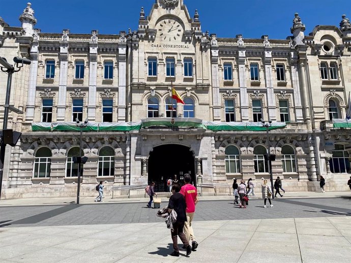El balcón del Ayuntamiento de Santander se ha 'vestido' de verdiblanco como muestra de apoyo al Racing, ante la posibilidad de sellar matemáticamente el play off de ascenso a Primera División