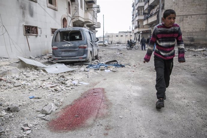 Archivo - Un niño en una localidad de Idlib (Siria) tras varios bombardeos contra un hospital achacados a Rusia