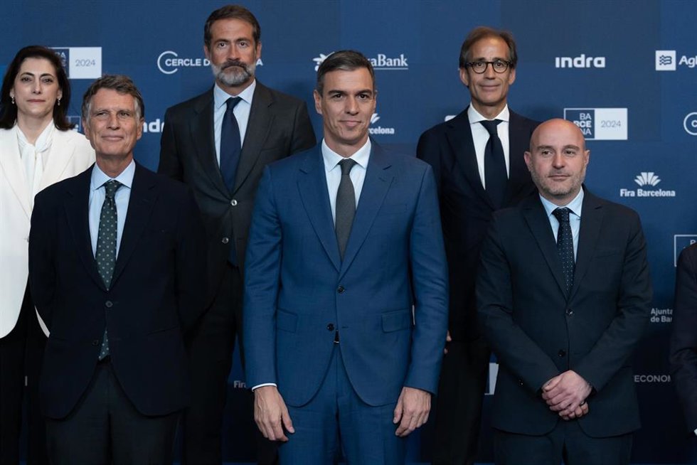 (I-D) En la primera fila,  el presidente del Cerce d'Economia, Jaume Guardiola; el presidente del Gobierno, Pedro Sánchez y el delegado del Gobierno en Catalunya, Carlos Prieto y en la segunda fila, el presidente de KPMG España, Juanjo Cano (c) y el pre