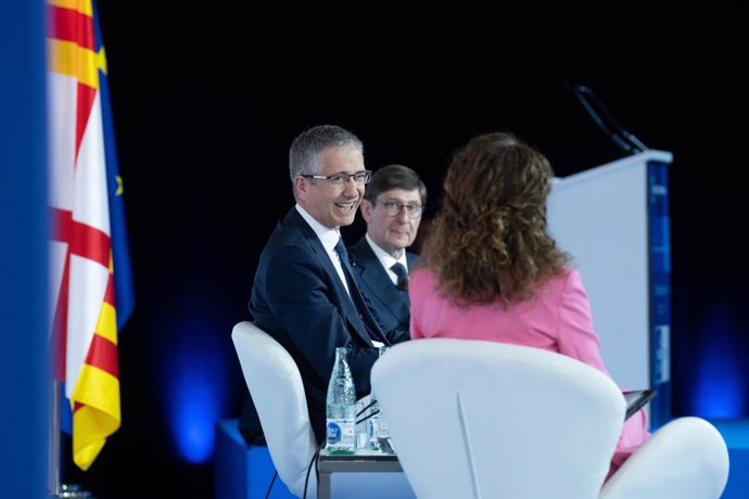 El gobernador del Banco de España, Pablo Hernández de Cos, y el presidente de CaixaBank, José Ignacio Goirigolzarri, en la 39 Reunió Cercle d'Economia.