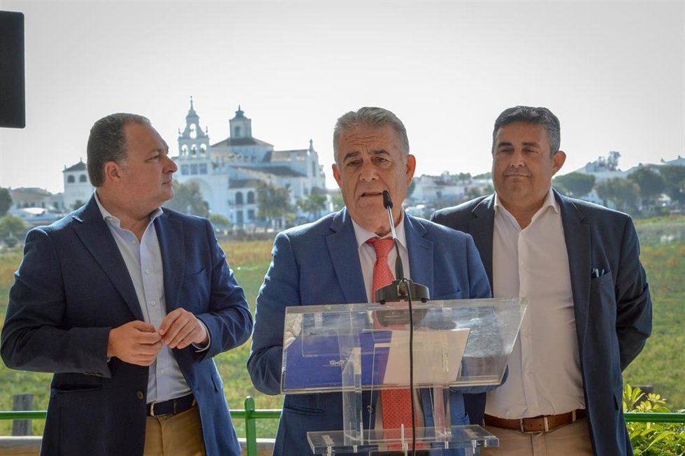 El alcalde de Almonte, Francisco Bella, junto al presidente de la Diputación de Huelva, David Toscano; y el delegado de la Junta en Huelva, José Manuel Correa, en la rueda de prensa del balancde de la Romería del Rocío 2024.