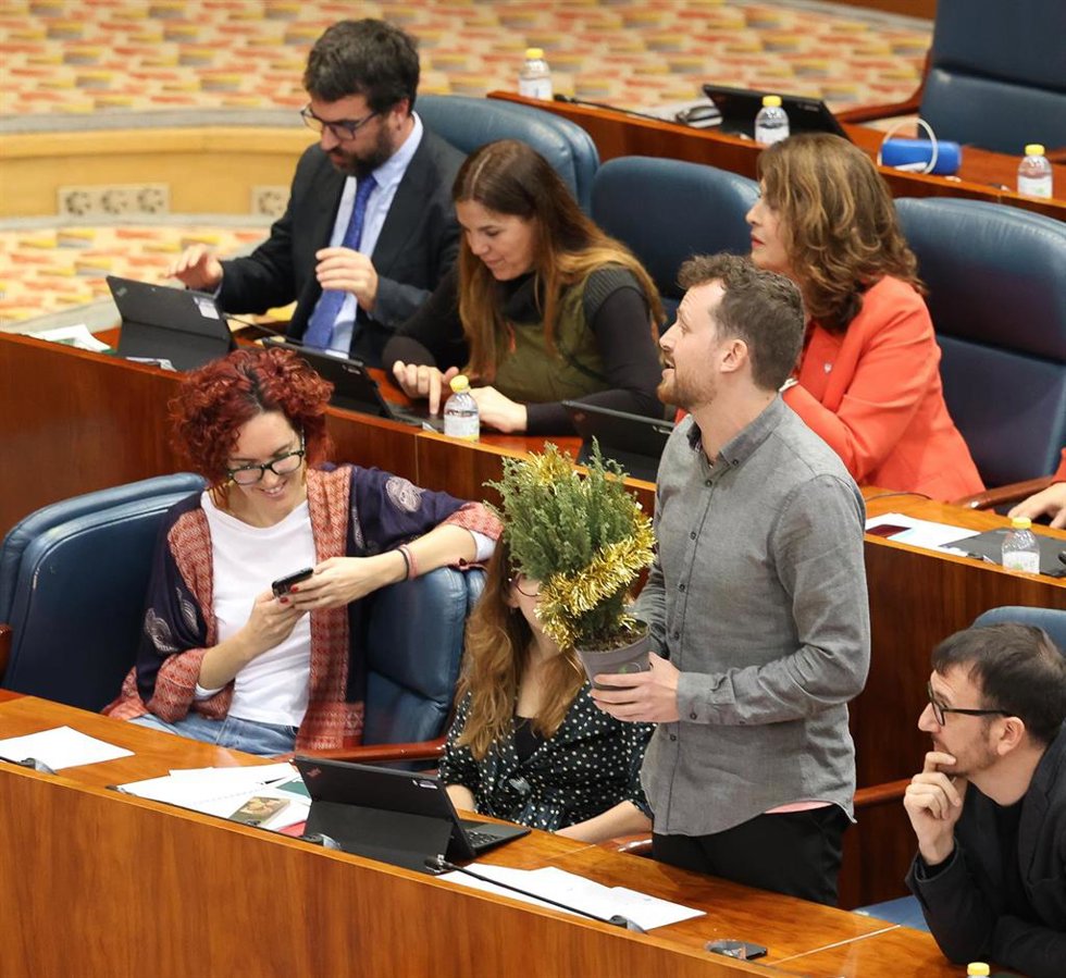 Archivo - El diputado de Más Madrid en la Asamblea Pablo Padilla durante una intervención con un árbol.