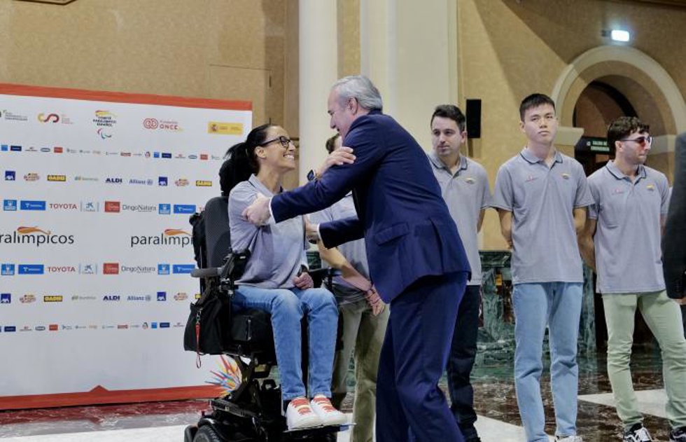 El presidente del Gobierno de Aragón, Jorge Azcón, junto a la nadadora Teresa Perales y otros deportistas paralímpicos.