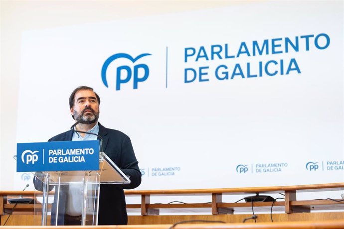 El portavoz del PPdeG en el Parlamento de Galicia, Alberto Pazos Couñago, en rueda de prensa.