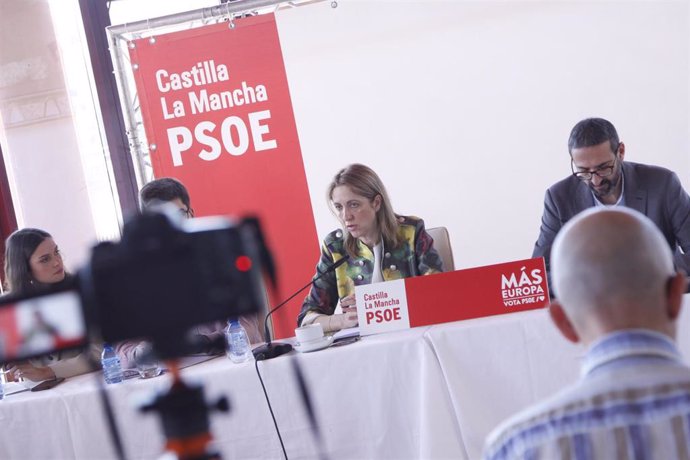 La candidata a la reelección al Parlamento Europeo y vicesecretaria general del PSOE de Castilla-La Mancha, Cristina Maestre, y el secretario de Organización, Sergio Gutiérrez, mantiene un desayuno informativo con los medios.
