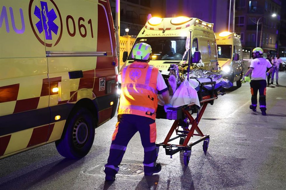 Varios servicios de emergencia evacúan a los heridos en la playa de Palma, a 23 de mayo de 2024, en Palma de Mallorca, Mallorca, Baleares (España). Al menos dos personas han fallecido este jueves en el derrumbe de un edificio en Playa de Palma, según ha