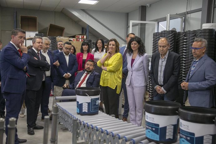 El presidente de Castilla-La Mancha, Emiliano García-Page, ha visitado, en La Roda, las instalaciones de Pinturas Iris, ubicadas en el Polígono Industrial El Salvador II