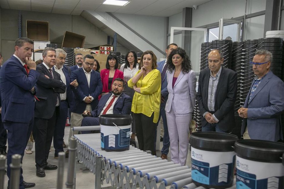 El presidente de Castilla-La Mancha, Emiliano García-Page, ha visitado, en La Roda, las instalaciones de Pinturas Iris, ubicadas en el Polígono Industrial El Salvador II