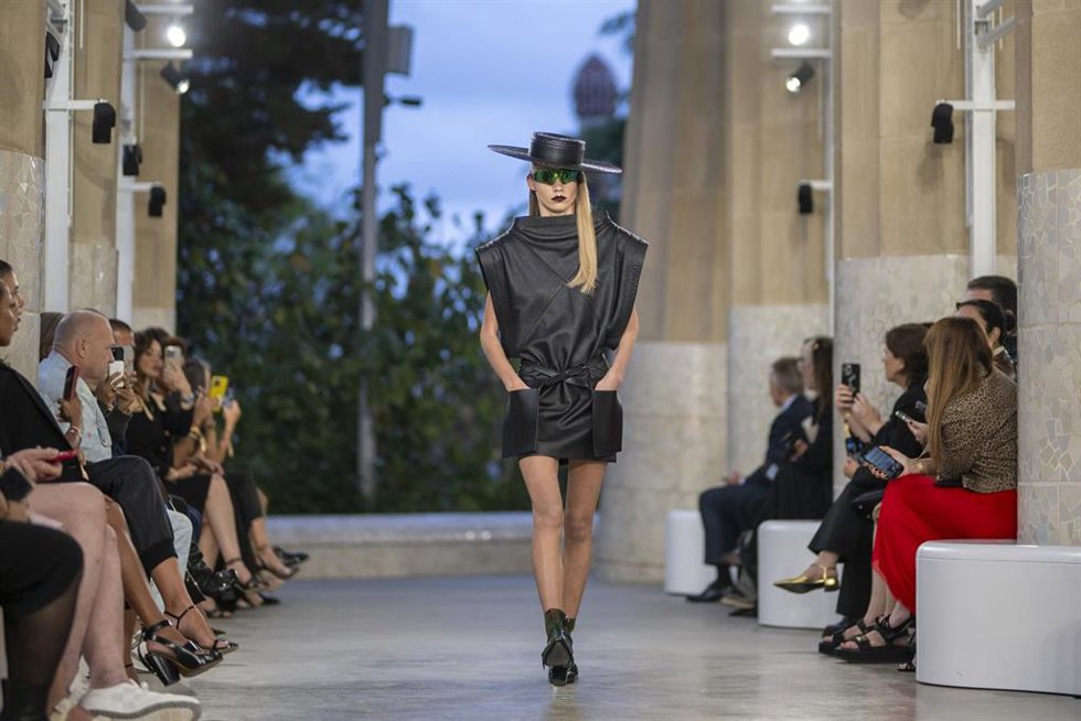 Una modelo desfila durante un desfile de Louis Vuitton en el Park Güell, a 24 de mayo de 2024, en Barcelona, Catalunya (España).