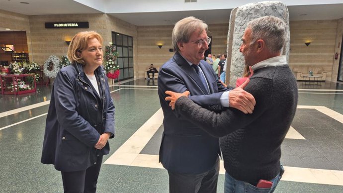 El secretario de Estado de Memoria Democrática, Fernando Martínez --en el centro--, asiste a la capilla ardiente de la histórica militante socialista Ángeles Flórez 'Maricuela',  en Gijón, acompañada de la delegada del Gobierno en Asturias, Delia Losa.