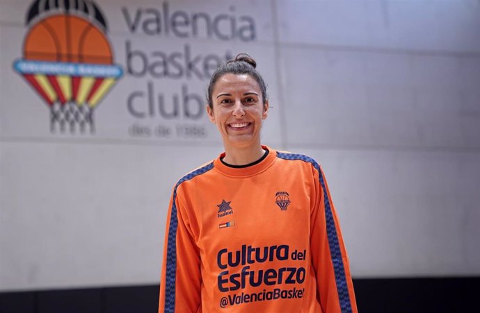 Archivo - Alba Torrens posando como jugadora de Valencia Basket