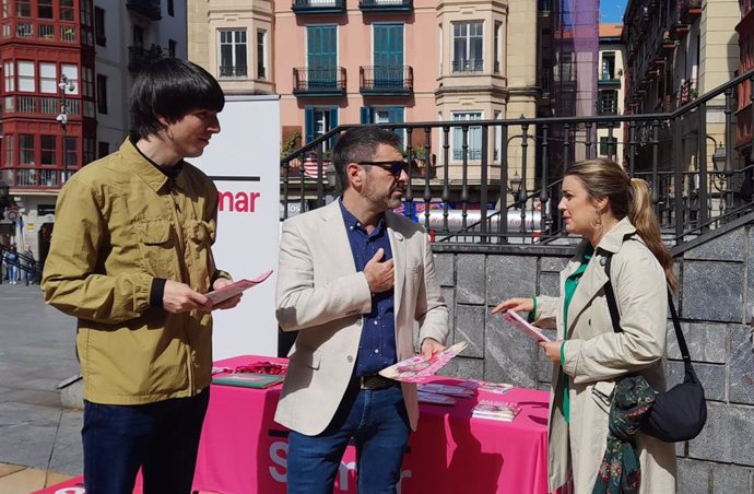 El candidato de Sumar Euskadi Andeka Larrea con la que fera candidata a lehendakari de Sumar, Alba García, en un acto de campaña en Bilbao.