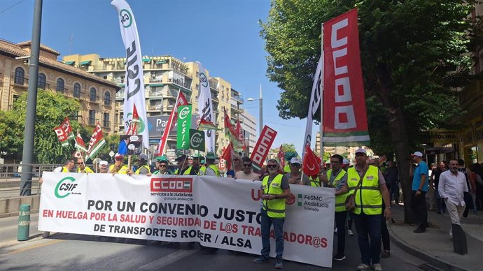 Manifestación de los trabajadores del servicio de autobús urbano de Granada por un convenio justo.
