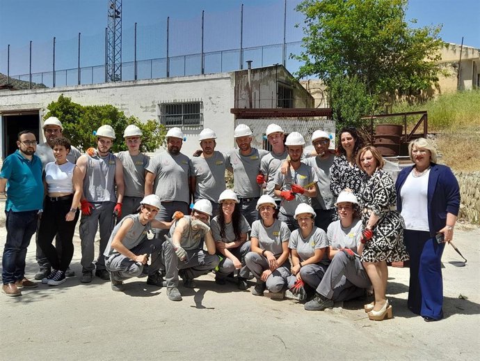 Visita al grupo de personas que se forma en albañilería.