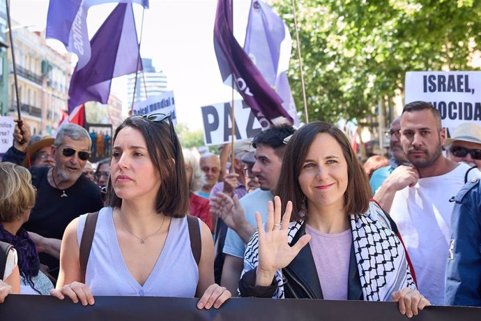 La candidata a las elecciones europeas, Irene Montero (i), y la secretaria general de Podemos, Ione Belarra (d), durante una manifestación estatal en conmemoración de Al Nakba palestina, a 11 de mayo de 2024, en Madrid (España). 