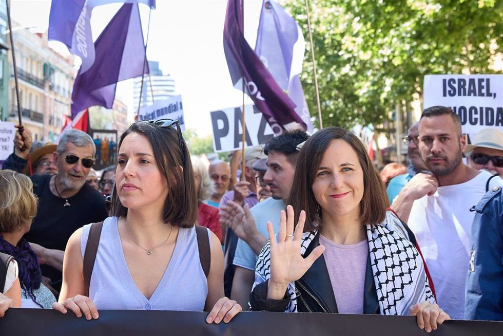 La candidata a las elecciones europeas, Irene Montero (i), y la secretaria general de Podemos, Ione Belarra (d), durante una manifestación estatal en conmemoración de Al Nakba palestina, a 11 de mayo de 2024, en Madrid (España).