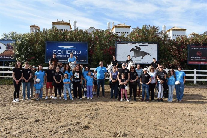 Voluntarios de CaixaBank junto a jóvenes en situación de vulnerabilidad de la asociación en contra del acoso escolar Anti Bullying Sanlúcar de Barrameda en un paseo a caballo por la playa