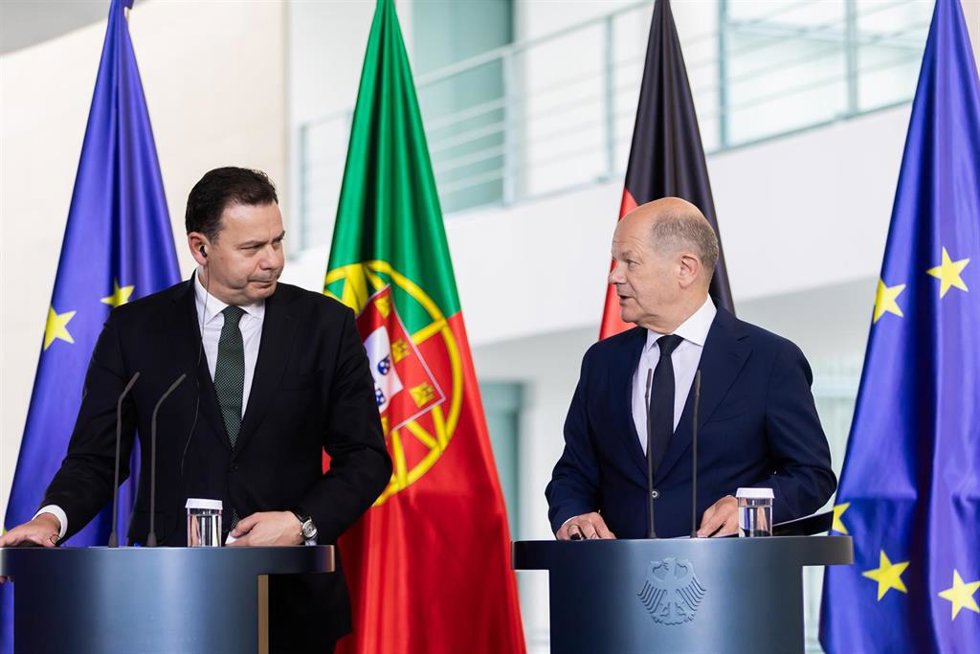 El canciller de Alemania, Olaf Scholz (d), durante una rueda de prensa en Berlín junto al primer ministro de Portugal, Luís Montenegro (i)