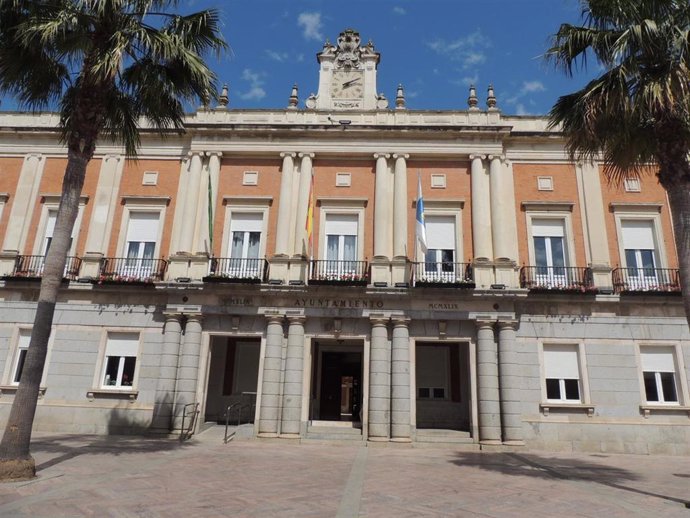Archivo - Fachada del Ayuntamiento de Huelva.