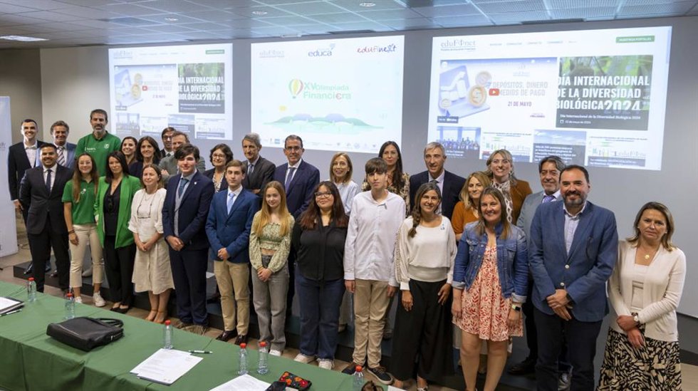 Foto de familia tras la final de la XV Olimpiada Financiera del Proyecto Edufinet.