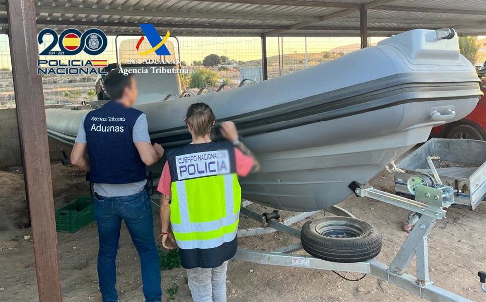 Desarticulada una organización que transportaba droga y migrantes en narcolanchas entre Alicante y Argelia