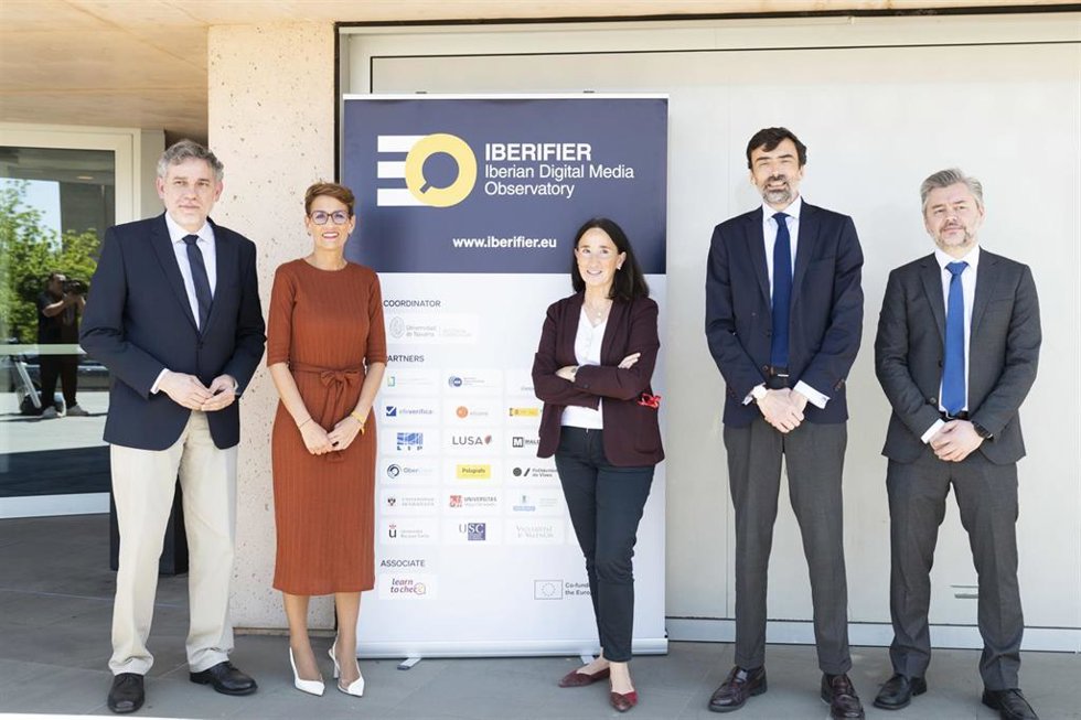 La presidenta Chivite junto al resto de participantes en el encuentro del observatorio Iberifier