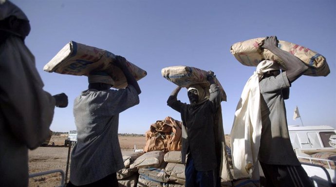 Archivo - Imagen de archivo de una intervención de ayuda humanitaria en El Fasher (Sudán)