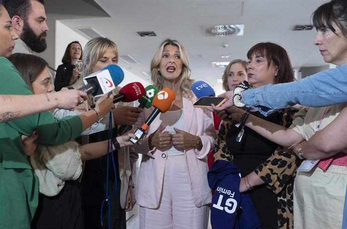 La vicepresidenta segunda, Yolanda Díaz, atiende a los medios a su llegada a la clausura del II Encuentro de Mujeres Dirigentes, en el Hotel PCM Fórum Alcalá, a 24 de mayo de 2024, en Alcalá de Henares, Madrid (España). 