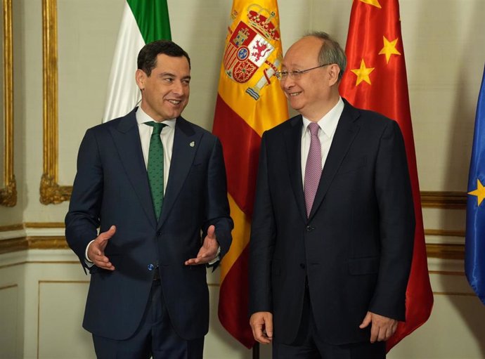 El presidente de la Junta de Andalucía, Juanma Moreno, este viernes junto Yin Li, miembro del Buró Político del Comité Central del Partido Comunista Chino, reunidos en el Palacio de San Telmo en Sevilla.