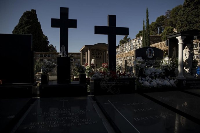 Archivo - Vista de varios nichos y lápidas en el cementerio de Montjuïc. 