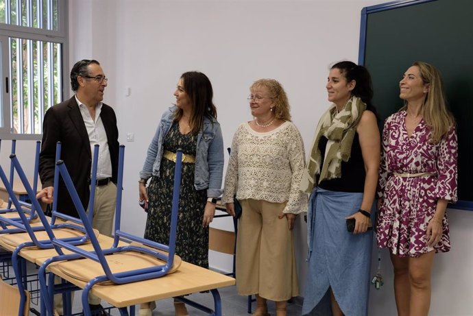 El delegado territorial de Desarrollo Educativo y Formación Profesional y Universidad, Investigación e Innovación de Málaga, Miguel Briones, visita el IES Santa Bárbara.