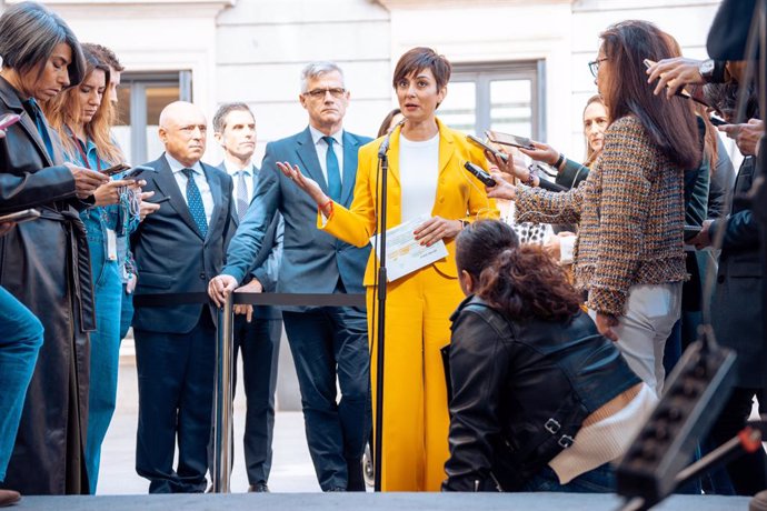 La ministra de Vivienda y Agenda Urbana, Isabel Rodríguez (c), atiende a los medios de comunicación a su llegada a una sesión plenaria en el Congreso de los Diputados, a 23 de mayo de 2024, en Madrid (España).