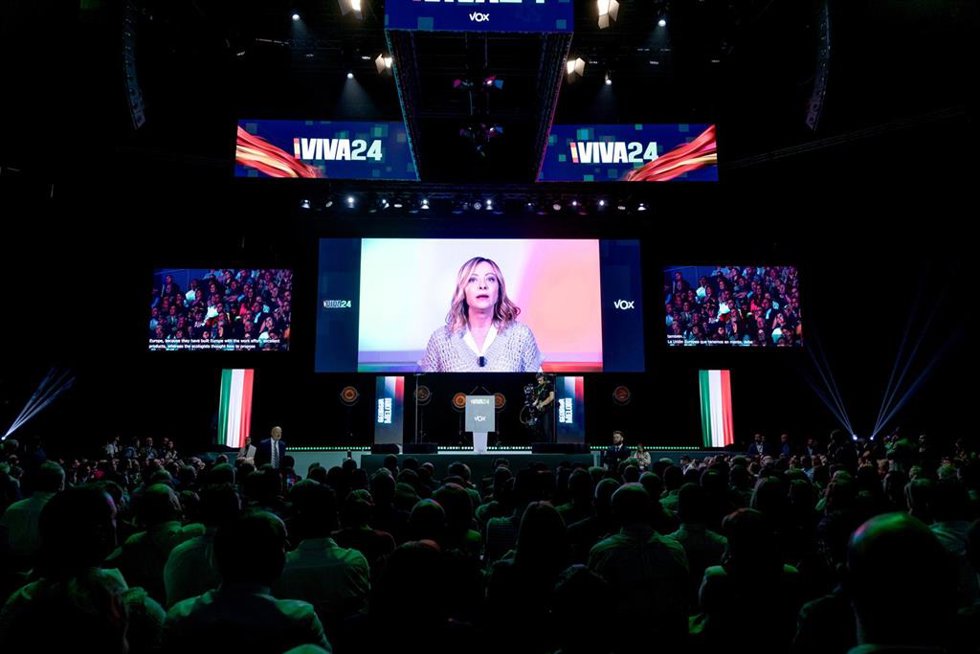 La presidenta del Consejo de Ministros de Italia, Giorgia Meloni, interviene de manera telemática durante el acto Viva 24 de VOX, en el Palacio de Vistalegre, a 19 de mayo de 2024, en Madrid (España).