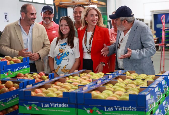La presidenta de la Diputación de Cádiz, Almudena Martínez, en la Cooperativa Nuestra Señora de Las Virtudes en Conil.