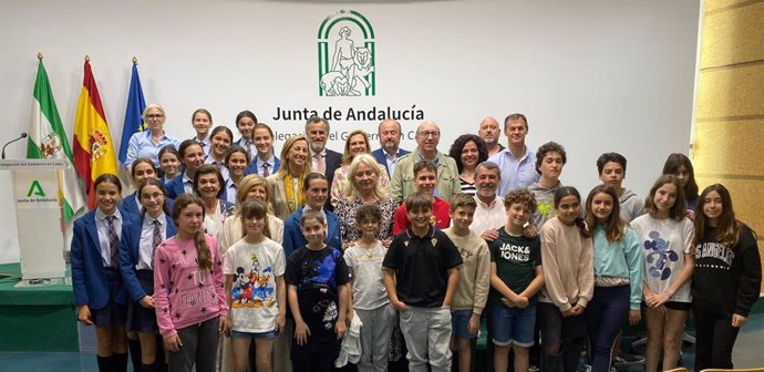 La delegada del Gobierno de la Junta de Andalucía en Cádiz, Mercedes Colombo, juno a estudiantes de la provincia premiados en el 22 certamen literario escolar andaluz sobre voluntariado 'Solidaridad en Letras'.