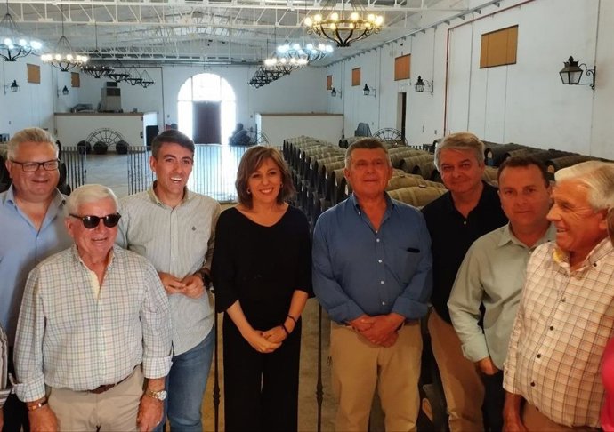 Ana Romero (centro), durante su visita a la Cooperativa Vitivinícola 'La Purísima' de Puente Genil