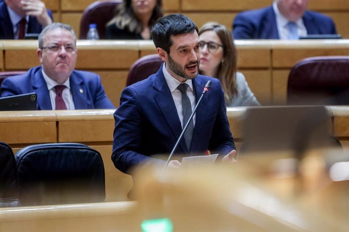 Archivo - El ministro de Derechos Sociales, Consumo y Agenda 2030, Pablo Bustinduy, durante una sesión de control al Gobierno, en el Senado, a 9 de abril de 2024, en Madrid (España).