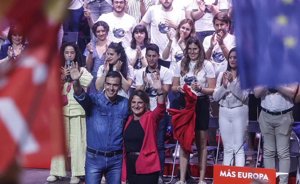 El presidente del Gobierno, Pedro Sánchez, y la candidata del PSOE para las elecciones europeas, Teresa Ribera, durante el inicio de la campaña a los comicios europeos en Valencia, en la Rambleta, a 23 de mayo de 2024, en Valencia. (Foto de archivo).