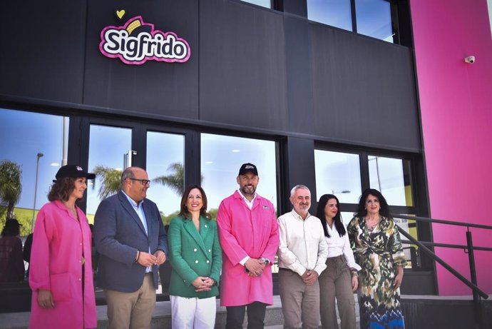 La delegada del Gobierno andaluz en Málaga, Patricia Navarro, ha visitado este viernes la empresa comercializadora y distribuidora de subtropicales Sigfrido, ubicada en el parque tecnoalimentario de Vélez Málaga