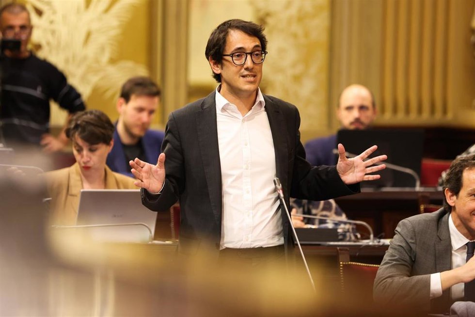 Archivo - El portavoz del PSIB en el Parlament, Iago Negueruela, en una intervención parlamentaria. (Imagen de archivo)