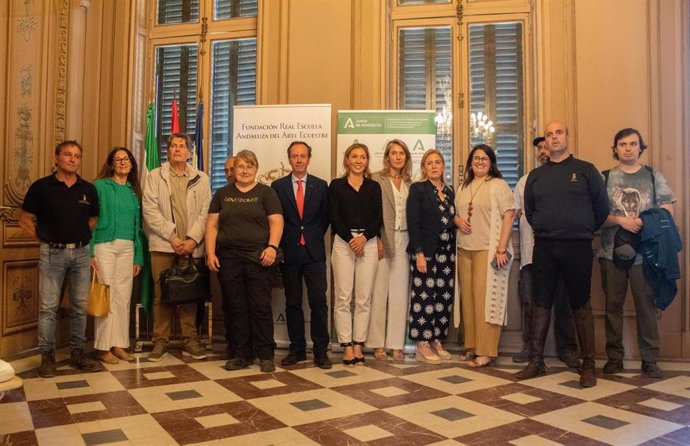 Foto de familia de la firma de un convenio de colaboración entre Faisem y la Real Escuela de Arte Ecuestre de Jerez.