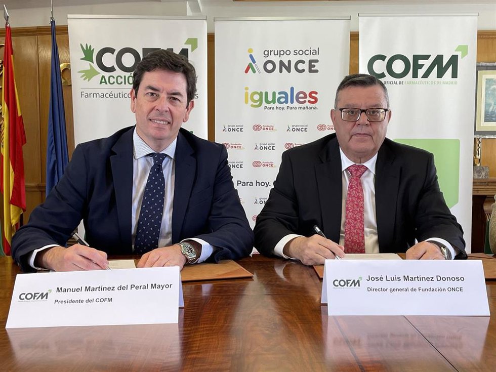 Manuel Martínez del Peral, presidente del COFM, y José Luis Martínez, director general de Fundación ONCE, durante la firma del convenio