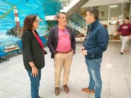 La parlamentaria del PSOE de Huelva Susana Rivas, durante un encuentro mantenido en la lonja de Punta Umbría con el patrón mayor de la Cofradía de Pescadores de Punta, Manuel Fernández (derecha).