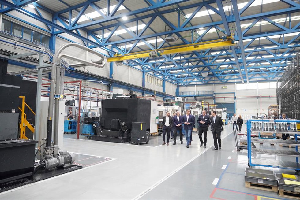 Archivo - El presidente del Gobierno, Pedro Sánchez (3i), visita la empresa vasca Aernnova Aerospace, en el Parque Tecnológico de Álava, a 15 de mayo de 2023