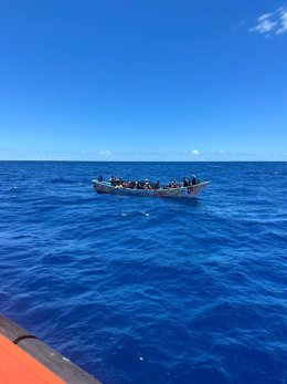 Salvamento Marítimo intercepta un cayuco con 63 migrantes a 2,5 millas al sur de El Hierro