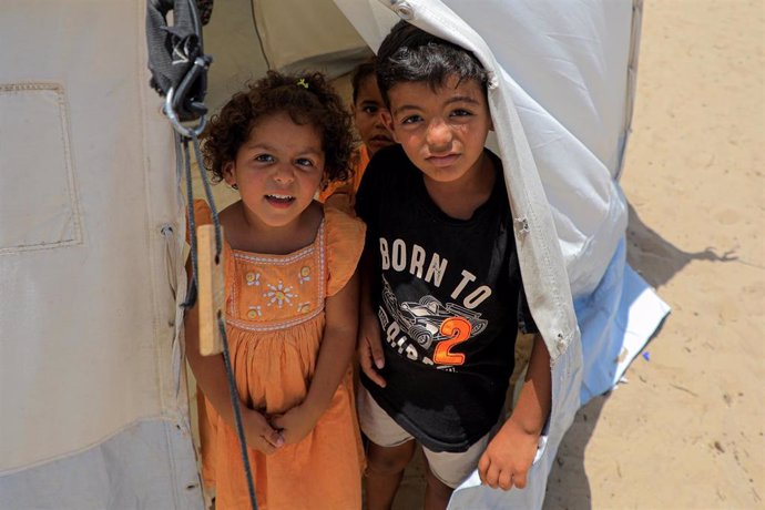Niños palestinos en un campamento de desplazados de Jan Yunis.