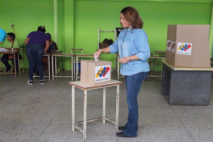 Archivo - Colegio electoral en Maracaibo, Venezuela