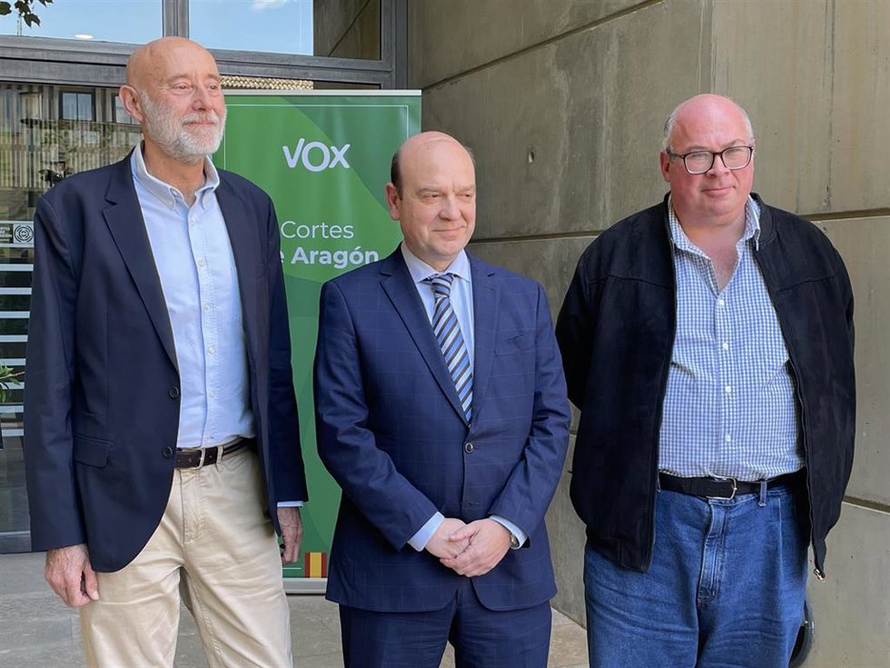 El portavoz parlamentario de VOX en Aragón, Santiago Morón, el científico Javier del Valle (izda.) y el ingeniero de montes Ignacio Pérez-Soba (dcha.), antes de las jornadas.